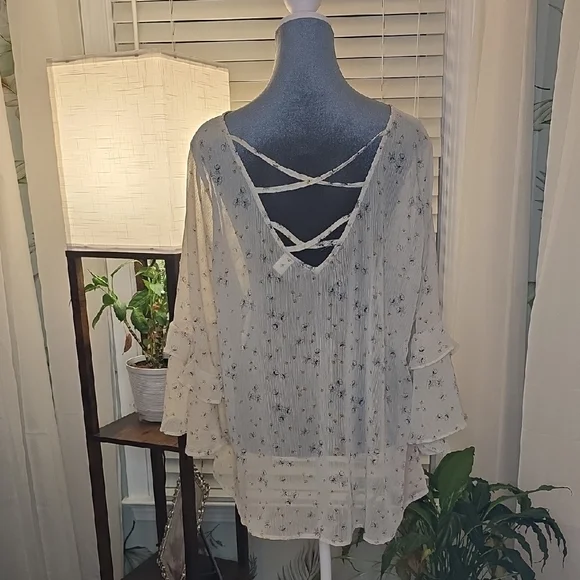 Torrid Cream Floral Blouse - Picture 3 of 4